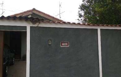 Imagem: A casa possui 1 Dormitório, 2 Banheiros, 2 Vagas na garagem