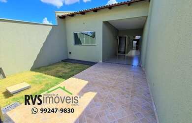 Imagem: A casa possui 3 Dormitórios, 2 Banheiros, 2 Vagas na garagem