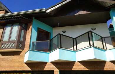 Imagem: A casa possui 3 Dormitórios, 3 Banheiros, 4 Vagas na garagem