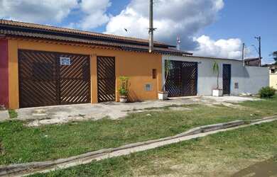 Imagem: A casa possui 2 Dormitórios, 2 Banheiros, 2 Vagas na garagem