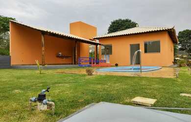 Imagem: A casa possui 3 Dormitórios, 3 Banheiros, 4 Vagas na garagem