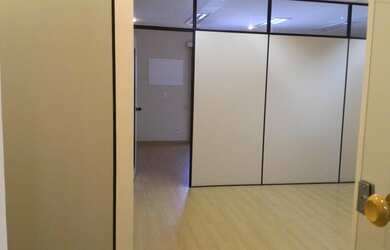 Imagem: O depósito possui 5 Vagas na garagem, 300m² de Área e está