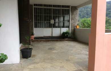 Imagem: A casa possui 3 Dormitórios, 2 Banheiros, 1 Vaga na garagem