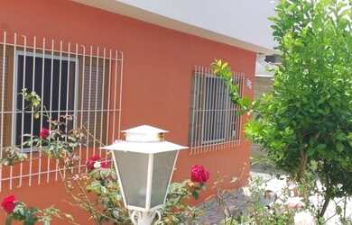 Imagem: A casa possui 3 Dormitórios, 1 Banheiro, 5 Vagas na garagem