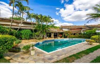 Imagem: A casa em condomínio possui 4 Dormitórios, 5 Banheiros e 676m²