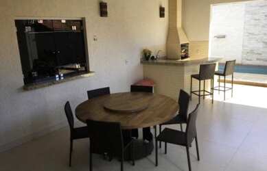 Imagem: A casa possui 3 Dormitórios, 2 Banheiros, 3 Vagas na garagem