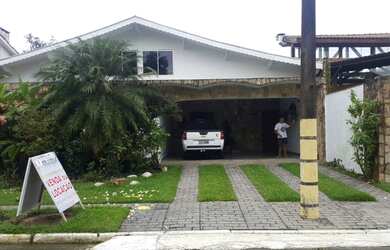 Imagem: A casa possui 4 Dormitórios, 4 Banheiros, 5 Vagas na garagem