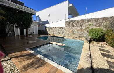 Imagem: A casa possui 3 Dormitórios, 4 Banheiros, 3 Vagas na garagem