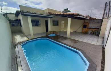 Imagem: A casa possui 3 Dormitórios, 2 Banheiros, 2 Vagas na garagem