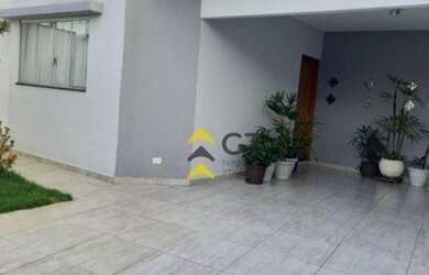 Imagem: A casa possui 3 Dormitórios, 2 Banheiros, 1 Vaga na garagem