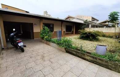 Imagem: A casa possui 3 Dormitórios, 2 Banheiros, 2 Vagas na garagem