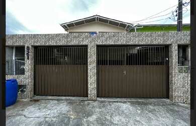 Imagem: A casa possui 4 Dormitórios, 2 Banheiros, 3 Vagas na garagem