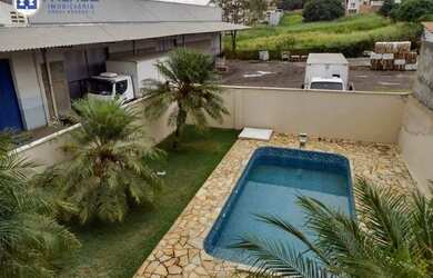 Imagem: A casa possui 3 Dormitórios, 3 Banheiros, 5 Vagas na garagem