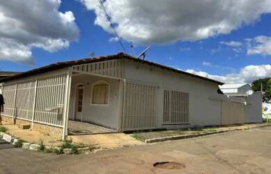 Imagem: A casa possui 3 Dormitórios, 2 Banheiros, 3 Vagas na garagem