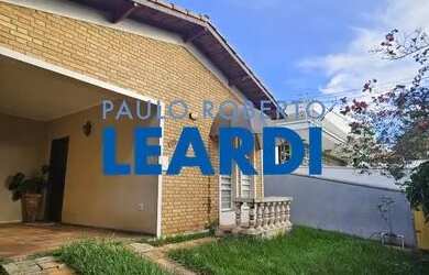 Imagem: A casa possui 2 Dormitórios, 2 Banheiros, 2 Vagas na garagem