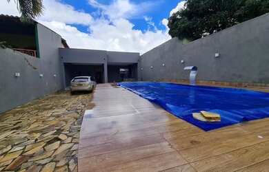 Imagem: A casa possui 3 Dormitórios, 2 Banheiros, 2 Vagas na garagem