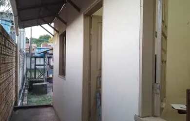 Imagem: A casa possui 2 Dormitórios, 1 Banheiro, 2 Vagas na garagem