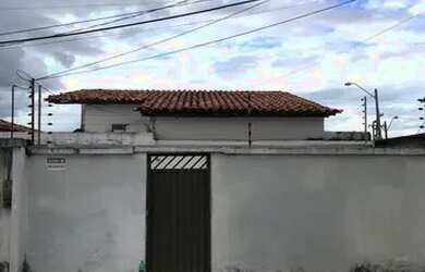 Imagem: A casa possui 2 Dormitórios e 1 Banheiro e está localizado