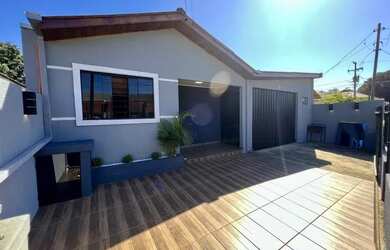 Imagem: A casa possui 5 Dormitórios, 2 Banheiros, 5 Vagas na garagem