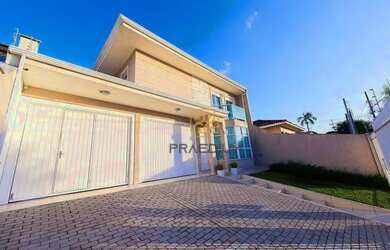 Imagem: A casa possui 4 Dormitórios, 4 Banheiros, 5 Vagas na garagem