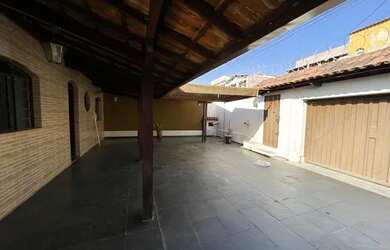 Imagem: A casa possui 3 Dormitórios, 2 Banheiros, 4 Vagas na garagem