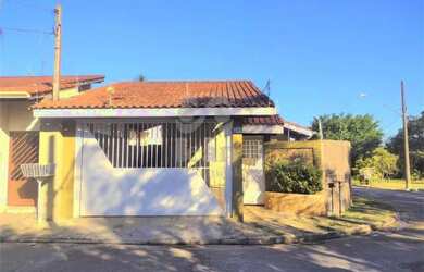 Imagem: A casa possui 3 Dormitórios, 2 Banheiros, 2 Vagas na garagem