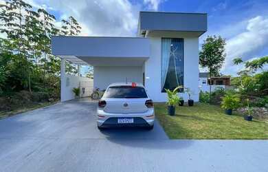 Imagem: A casa possui 3 Dormitórios, 3 Banheiros, 4 Vagas na garagem