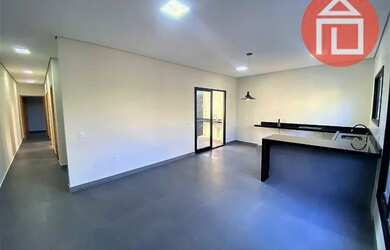 Imagem: A casa possui 3 Dormitórios, 1 Banheiro, 2 Vagas na garagem