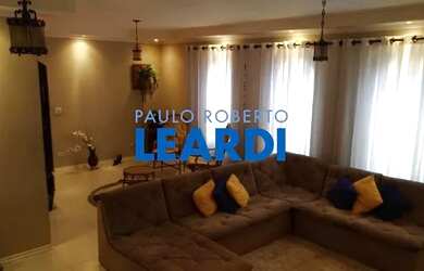 Imagem: A casa possui 3 Dormitórios, 5 Banheiros, 4 Vagas na garagem