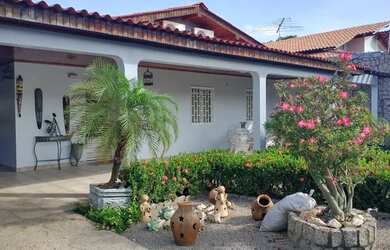 Imagem: A casa possui 5 Dormitórios, 3 Banheiros, 4 Vagas na garagem