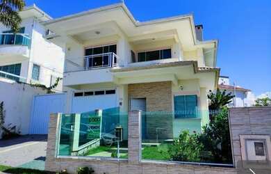 Imagem: A casa e possui 4 Dormitórios, Suítes, 3 Banheiros, 3 Vagas