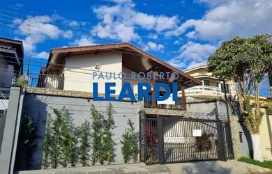 Imagem: A casa possui 3 Dormitórios, 4 Banheiros, 4 Vagas na garagem