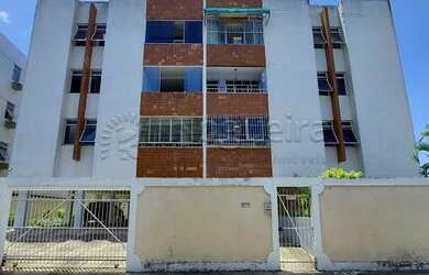 Imagem: O apartamento possui 3 Dormitórios, 1 Banheiro, 1 Vaga na garagem