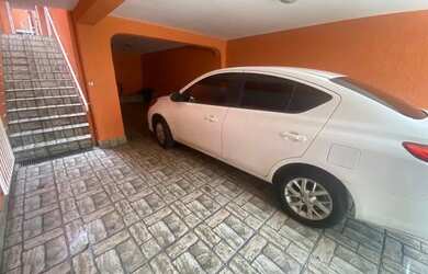 Imagem: A casa possui 3 Dormitórios, 2 Banheiros, 2 Vagas na garagem