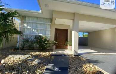 Imagem: A casa possui 3 Dormitórios, 2 Banheiros, 2 Vagas na garagem