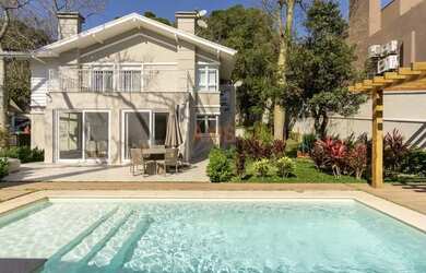 Imagem: A casa em condomínio possui 4 Dormitórios, 4 Banheiros, 5