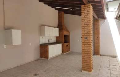 Imagem: A casa possui 3 Dormitórios, 2 Banheiros, 4 Vagas na garagem