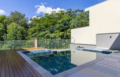 Imagem: A casa em condomínio e possui 4 Dormitórios, Suítes, 5 Banheiros