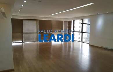 Imagem: O depósito possui 1 Vaga na garagem, 143m² de Área e está