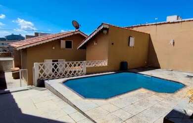 Imagem: A casa à venda possui 3 Dormitórios, 3 Banheiros, 2 Vagas