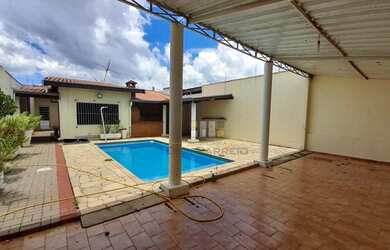 Imagem: A casa possui 2 Dormitórios, 3 Banheiros, 5 Vagas na garagem