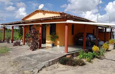 Imagem: A casa possui 3 Dormitórios, 1 Banheiro, 2 Vagas na garagem