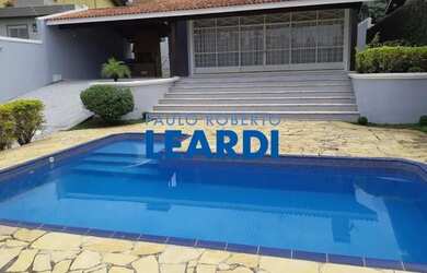 Imagem: A casa possui 4 Dormitórios, 5 Banheiros, 4 Vagas na garagem