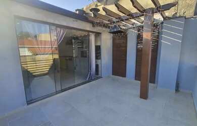 Imagem: A casa possui 4 Dormitórios, 5 Banheiros, 3 Vagas na garagem