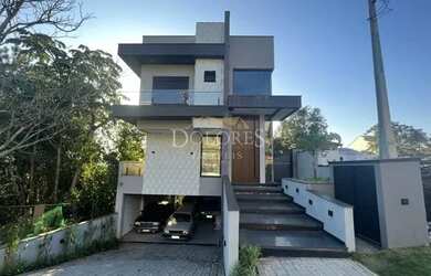 Imagem: A casa em condomínio e possui Dormitórios, Suítes, Banheiros