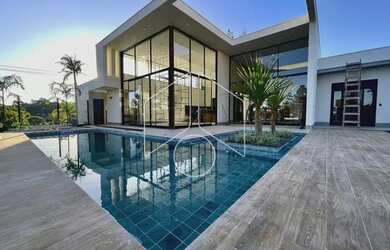 Imagem: A casa em condomínio possui 4 Dormitórios, 5 Banheiros, 382m²