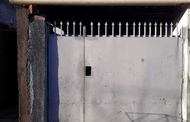 Imagem: A casa possui 2 Dormitórios, 1 Banheiro, 1 Vaga na garagem