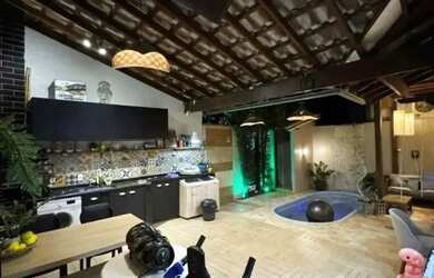 Imagem: A casa possui 3 Dormitórios, 2 Banheiros, 2 Vagas na garagem