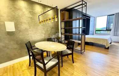 Imagem: O studio possui 1 Dormitório, 1 Banheiro, 1 Vaga na garagem