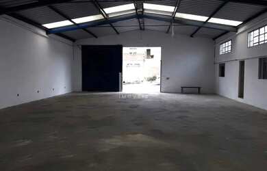 Imagem: O depósito possui 4 Vagas na garagem e 280m² de Área e está